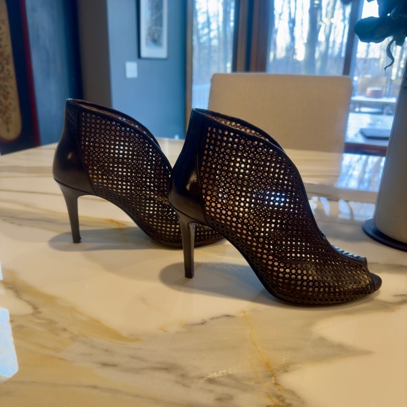 Pre Owned Vince Camuto Black Leather Perforated Hole High Heel Booties sz 7.5 M - Picture 7 of 11